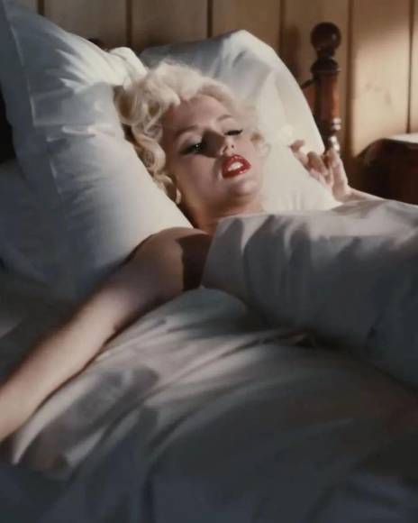 En el adelanto suena de fondo “Diamonds Are a Girl’s Best Friend”, que Monroe interpretó en Los Caballeros Las Prefieren Rubias (1953).