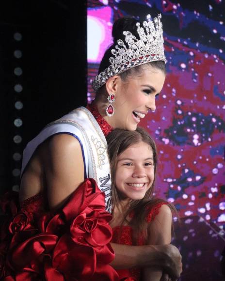 Márquez compartió esta tierna fotografía con su hija Guadalupe de once años en su cuenta oficial de Instagram, @ileanamarquezpedroza, después de ganar la corona de Miss Venezuela 2024.