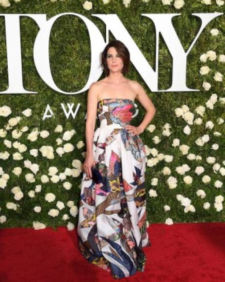 Cobie Smulders, que hizo su debut en Broadway a principios de este año en 'Present Laughter', evocó al verano en este vestido sin tirantes de Schiaparelli con un colorido diseño floral impreso.