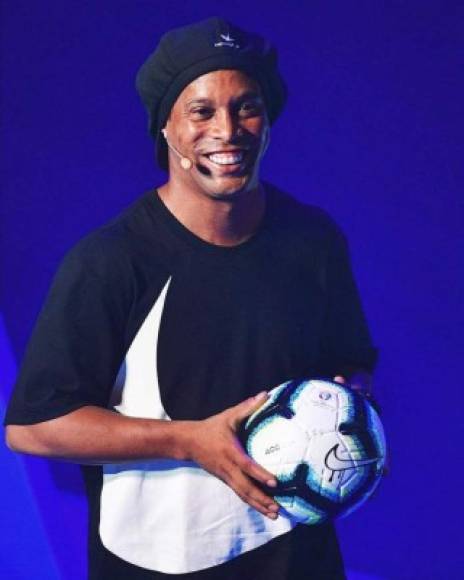 Ronaldinho tiene varias marcas, colabora con distintas empresas e incluso se ha lanzado al mundo de la música.