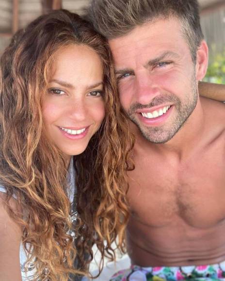 “Ahorita Shakira ya sabe que a sus 45 años ya no es lo mismo, pues él (Piqué) aún es joven y conquista fácil a las más jovencitas”, señaló la fuente a TV Notas.