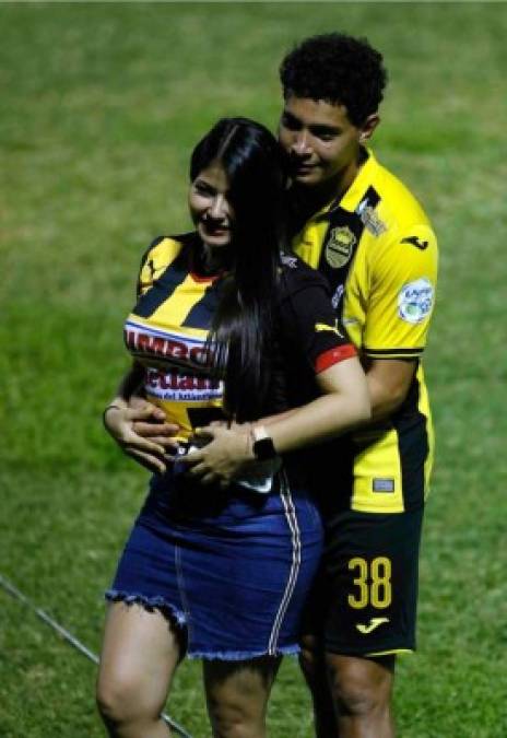 Jhow Benavídez celebró al final del partido con su novia Bella Siloet en la cancha del Morazán.