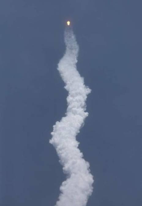 Doce minutos después del despegue, la cápsula Crew Dragon se separó completamente de la segunda parte del cohete Falcon 9 y puso rumbo a la EEI dónde los astronautas pasarán entre seis y dieciséis semanas realizando investigaciones técnicas y científicas antes de volver a la Tierra.
