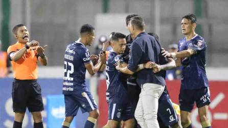 Hernán Medina fue apartado por los jugadores del Motagua y en el fondo el árbitro Armando Castro le señalaba que iba a insertarlo en el acta.