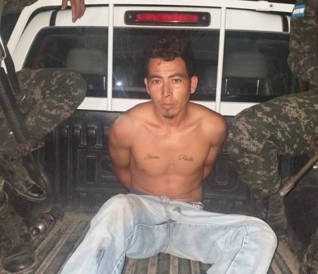 Lo capturan por suponerlo machetear a su esposa e hija de 11 meses de edad