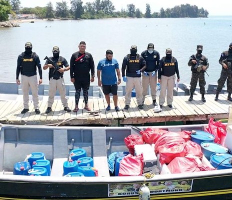 Dos detenidos con 739 kilos de cocaína en narcolancha en Trujillo, Colón