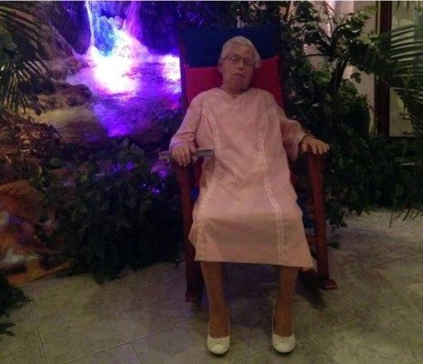 Anciana es velada en su mecedora y vestida de novia