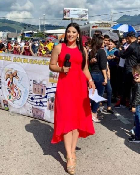 La elegancia de Carolina Lanza no pudo faltar en el gran carnaval de Tegucigalpa. La presentadora de HCH es una de las mujeres más seguidas en redes sociales.