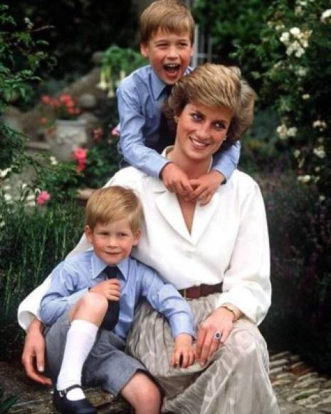 El príncipe William recordó a su madre, la princesa Diana, con una foto de su infancia, en donde él aparece abrazándola por la espalda mientras su hermano Harry, duque de Sussex, posa al lado de ella.