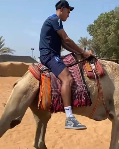 Devron García no se quedó con las ganas y dio un paseo en un camello.