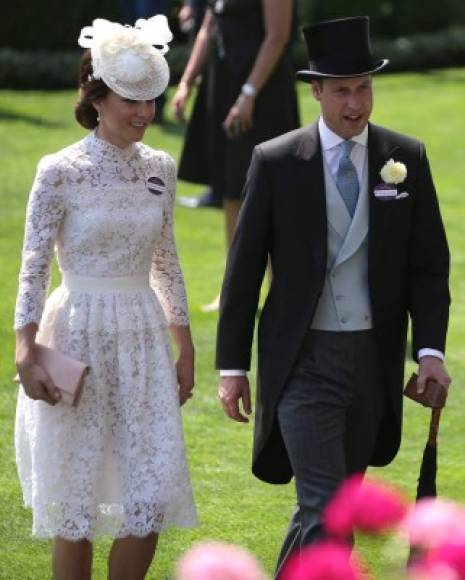 Kate y el príncipe William acompañaron a la reina Isabel II de Inglaterra al Royal Ascot.