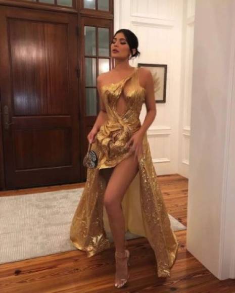 Kylie Jenner, quien con Kendall son parte de las amigas más cercanas de Baldwin, acudió a la boda vistiendo un sexy vestido dorado, la empresaria asistió al evento con su pequeña Stormi, según People.