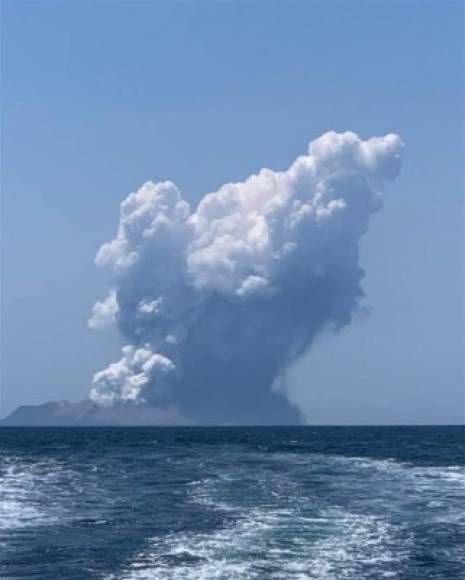 Michael Schade, uno de los turistas testigos de la erupción, narró en la red social Twitter a través de varios vídeos como el barco en el que viajaba había zarpado de la isla minutos antes de la explosión.<br/>