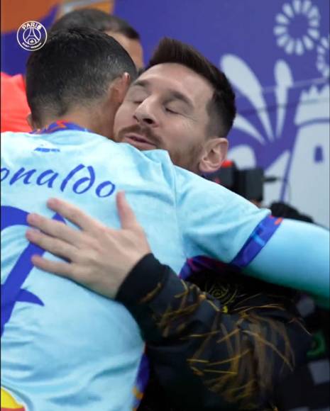 En el túnel de vestuarios, Cristiano Ronaldo y Messi se dieron este gran abrazo antes de salir al campo.