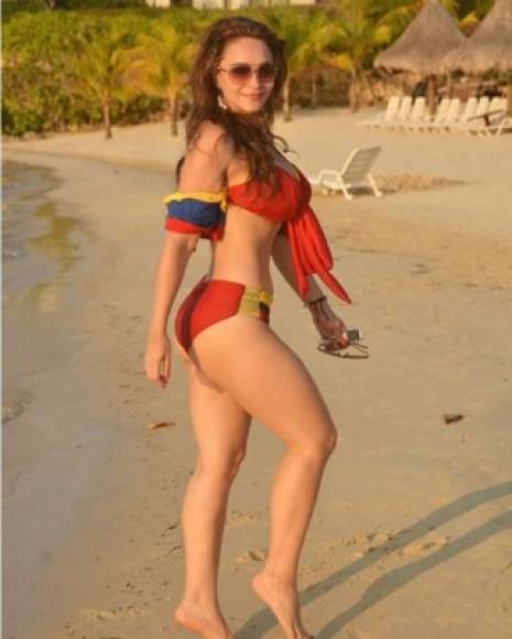 Yerlis Camacho lució en Roatán un bikinazo con los colores de su país Colombia.