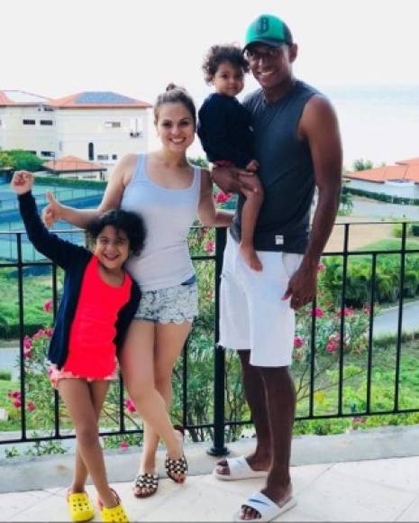 Karen, nombre real de Tita, es madre de dos pequeñas, frutos de su amor con el futbolista Carlo Costly.