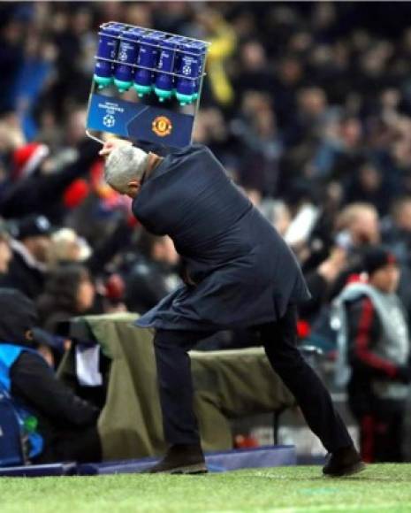 Mourinho descargó su euforia contra unas botellas de plástico que usan los jugadores para refrescarse.