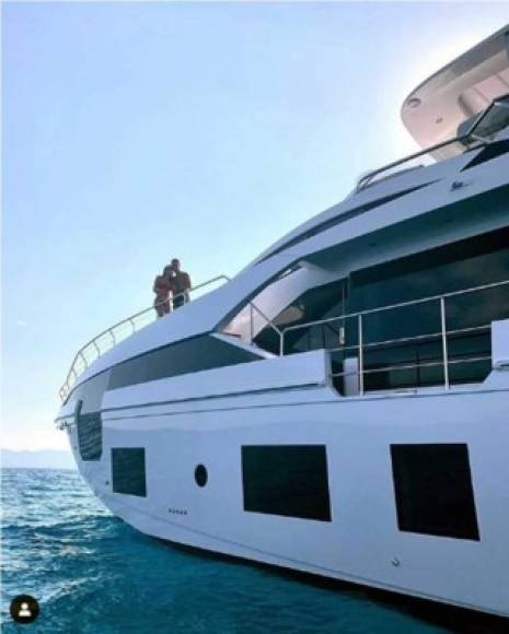De hecho, CR7 compró este lujoso yate último modelo estrella de la marca Azimut y que le costó unos cinco millones de euros. En la imagen, el jugador y Georgina posan en la proa del barco.