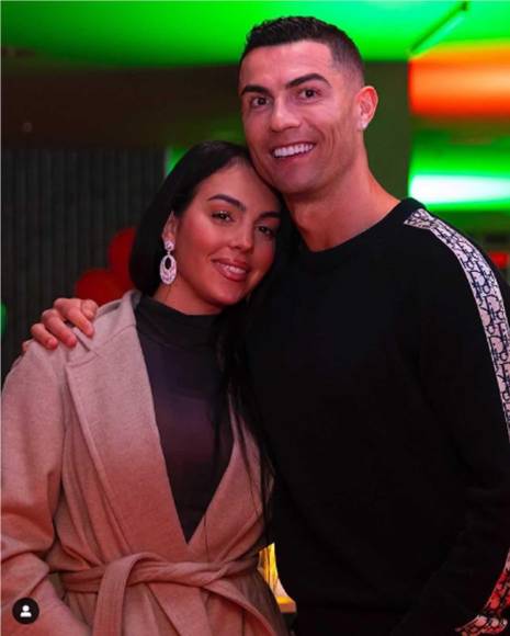 Georgina Rodríguez es la actual pareja de Cristiano Ronaldo y madre de sus hijas, Alana Martina y Bella Esmeralda; lamentablemente también perdieron a un bebé, mellizo de la pequeña Bella.
