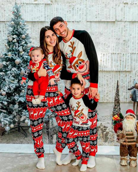 Fede Valverde - El volante uruguayo del Real Madrid celebró la Navidad junto a su familia con pijamas divertidas.
