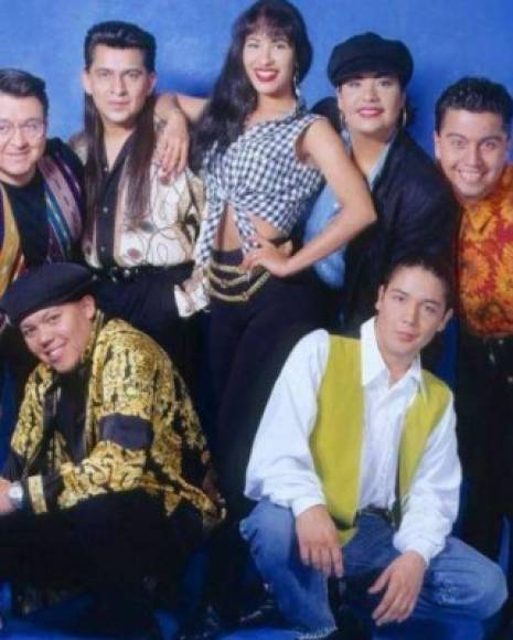 La intérprete de 'Como la Flor' vivió una inolvidable historia de amor con Chris Pérez.<br/><br/>La pareja se conoció cuando la familia Quintanilla contrató a Pérez como el guitarrista de la banda 'Selena y los Dinos'.