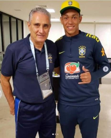 Incluso el futbolista Christian Esmério había subido una foto con Tite, seleccionador de la Absoluta de Brasil y ataviado con los colores de concentración de la selección brasileña de fútbol.