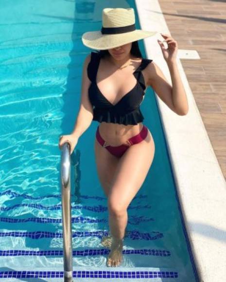 Este 03 de abril, la presentadora hondureña compartió parte de su fin de semana en redes sociales, el que disfrutó sumergida en una refrescante piscina.