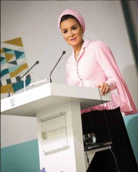 Es presidenta de la Fundación Qatarí para la Educación, la Ciencia y el Desarrollo de la Comunidad, conocida también como Qatar Foundation, organización no gubernamental fundada en 1995.<br/><br/>