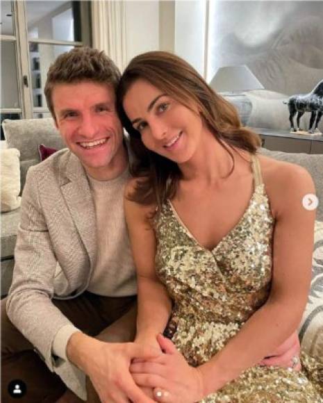 Thomas Müller, delantero alemán del Bayern Múnich, con su esposa Lisa.