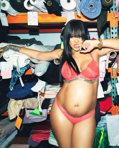 La cantante de 35 años, Rihanna, anunció su segundo embarazo con el rapero A$AP Rocky en el Super Bowl de 2023. Su hijo, Riot Rose, nació el 3 de agosto en Los Ángeles, California.