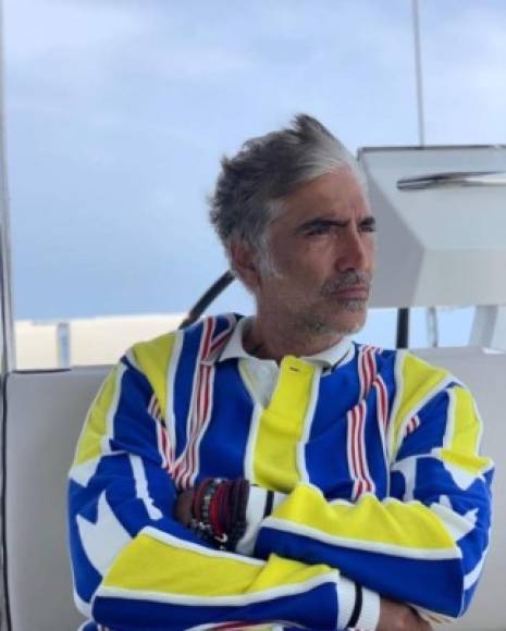 Para algunas de sus seguidores este nuevo 'look' de Alejandro Fernández le sienta bien y justifican sus 49 años con canas y su apariencia delgada, pero a otras le parece más bien de una persona enferma.