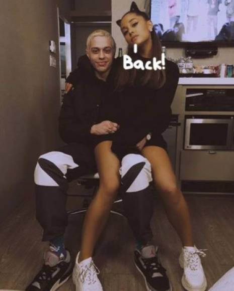 Ariana no ha ocultado su amor por Davidson en sus redes sociales, donde constantemente publica imágenes de ambos.