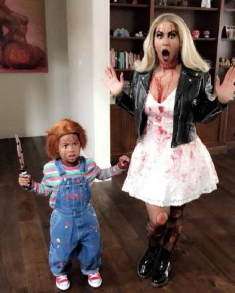 La cantante y modelo Amber Rose junto a su hijo Sebastian Taylor Thomaz disfrazado del terrorífico Chucky.