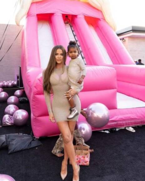 La fiesta de Khloé también contó con atractivos para su hija, True Thompson, y los demás pequeños que acompañaron a sus padres a la fiesta.