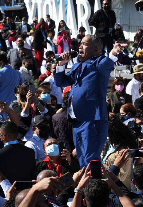 El senador y cantante dominicano Héctor Acosta “El Torito” se presenta durante la ceremonia de toma de posesión de la presidenta electa de Honduras, Xiomara Castro.