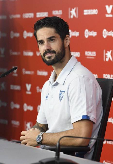 El malagueño, antes de pisar el césped había compareció antes los medios de comunicación en la sala de prensa del estadio en donde comentó que, está “muy contento por el cariño y por el recibimiento de los compañeros y del entrenador.