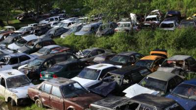 En los predios de Tránsito, carretera a Ticamaya, hay cientos de carros chocados.