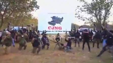 Integrantes del Cartel Jalisco Nueva Generación (CJNG), portando armas de alto poder, aparecieron en un video en el que una personas lanza amenazas contra los Cárteles Unidos de Michoacán a nombre de Nemesio Oseguera 'El Mencho'.