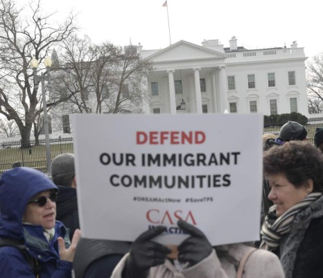 Inmigrantes rechazan frente a la Casa Blanca el fin del TPS salvadoreño