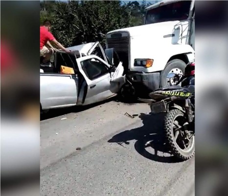 Colisión deja una persona atrapada entre el amasijo de hierro