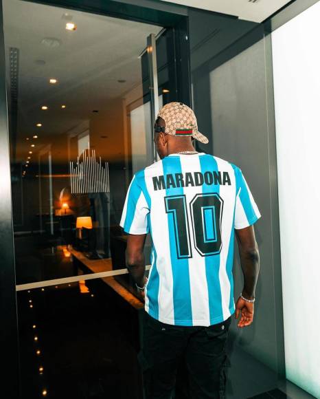 Victor Osimhen es admirador de Diego Armando Maradona y se ha fotografiado con la camiseta de Argentina y el dorsal del 10.