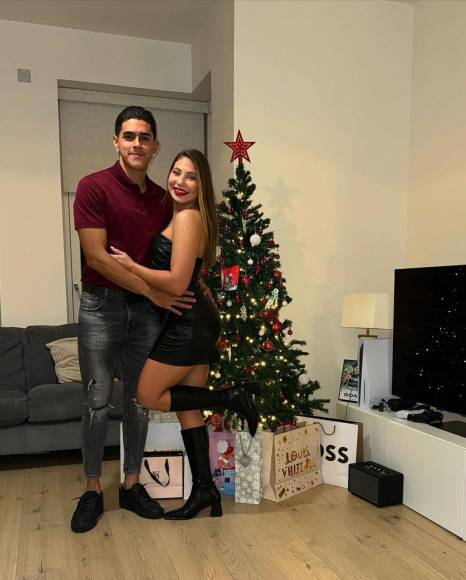 Luis Palma - El delantero hondureño del Celtic Glasgow pasó la Navidad en Escocia con su hermosa novia Annie Córdova.