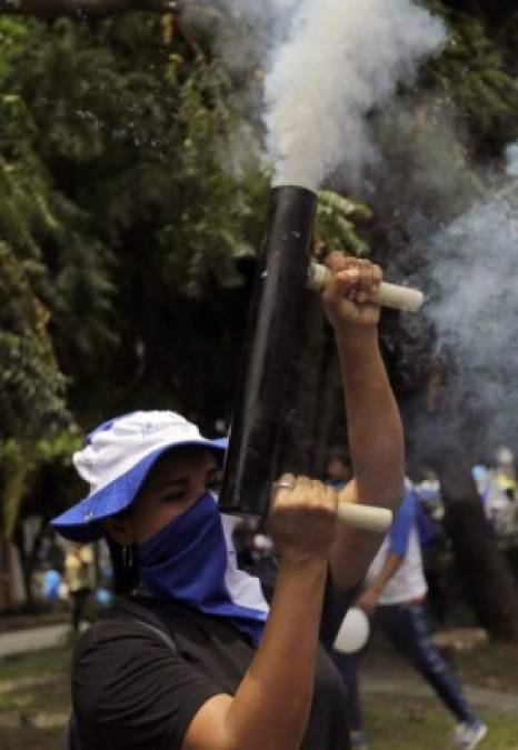 Pese a la represión, los opositores continúan saliendo a las calles bajo riesgo de ser apresados e incriminados como 'terroristas' como a varios de los más de 300 nicaragüenses actualmente presos, según grupos humanitarios.