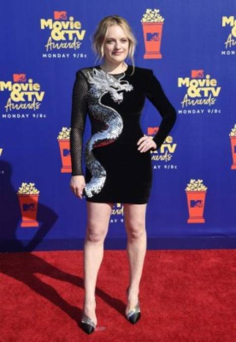 La actriz Elisabeth Moss, estrella de 'El cuento de la criada', fue otra de las estrellas 'mayores' en el evento que decidieron mantener un look lo más normal posible.<br/>