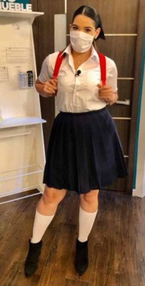 'En este día por todos sus logros, por los momentos que compartíamos en el aula con la maestra y compañeros, y por el sacrificio de nuestros padres, por nuestros esfuerzos por aprender, Feliz día del estudiante. Porque son el futuro y la generación de cambios en el país ¡sigan adelante!', escribió Carolina en una publicación en Instagram.