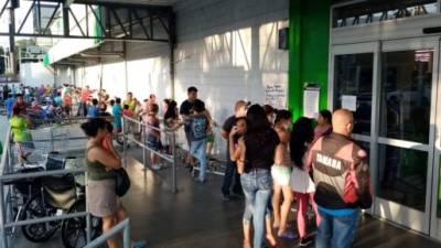Luego de que la Secretaría de Seguridad anunciara toque de queda por el aumento de los casos de coronavirus en San Pedro Sula, a partir de hoy a las 9:00 pm, muchos sampedranos han dejado las calles para comprar en los supermercados.
