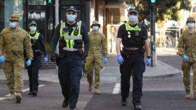 Militares australianos patrullan las calles para garantizar el confinamiento en Sídney.//