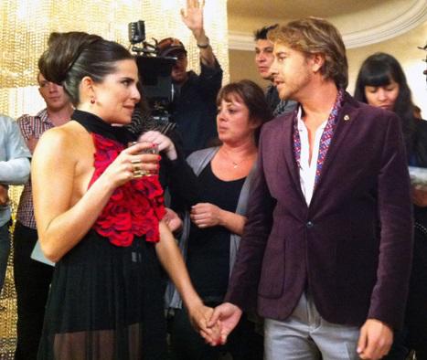 La actriz Karla Souza y Karla Gascón (Antes Carlos Gascón) en una escena de la película mexicana “Nosotros los nobles”.