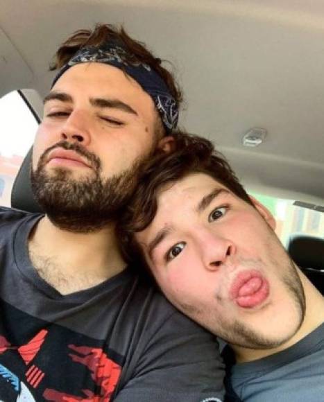 El joven expresó que estar con Bryan ha sido complicado ya que él es su primer novio y ha sido difícil aceptarse a sí mismo, pero que ya se dio cuenta que no es nada malo, simplemente es expresar el amor.