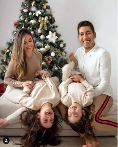 Roberto Firmino, delantero brasileño del Liverpool, con su esposa Larissa Pereira e hijas.